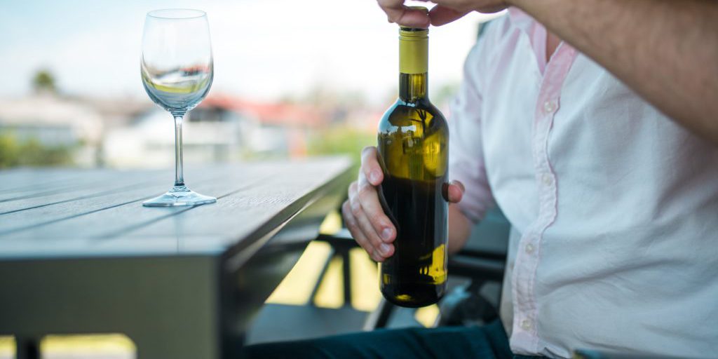 Un anziano in attesa di un prodigio: speranza in Dio o in un'equazione