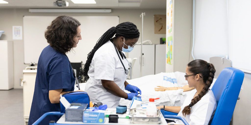 Centri di formazione professionale online si oppongono al nuovo decreto catalano, considerandolo restrittivo e pericoloso per le imprese