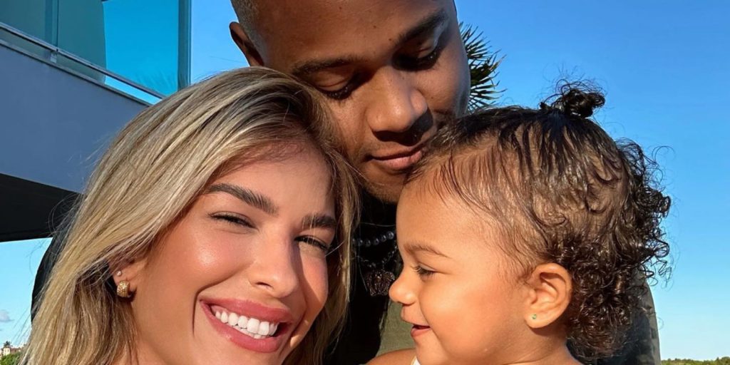 Andressa Urach usa peça rara de Ayrton Senna em ensaio sensual