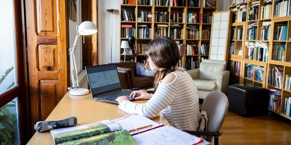 Gli studenti adottano l'intelligenza artificiale per riassumere testi e prepararsi agli esami