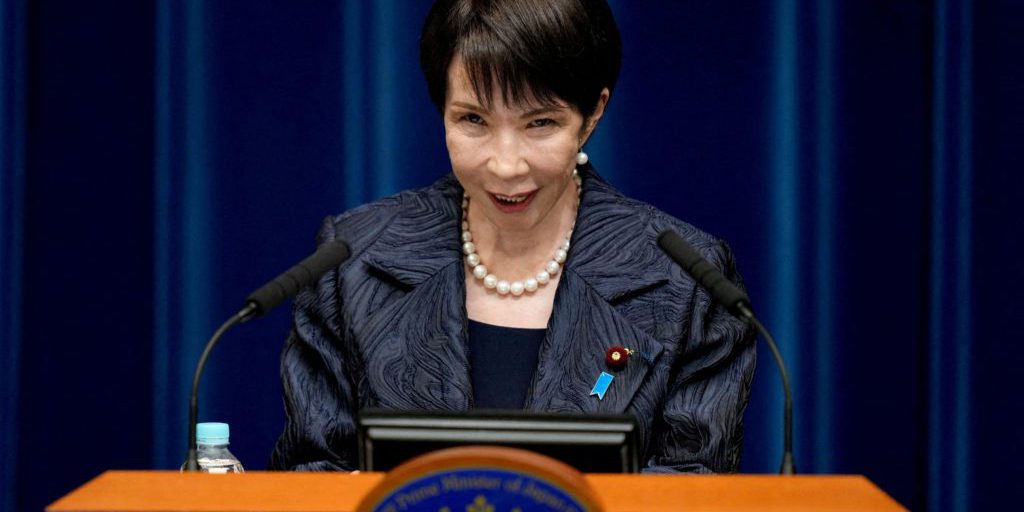 La prima ministra giapponese Sanae Takaichi confessa di dormire solo 2‑4 ore al giorno.