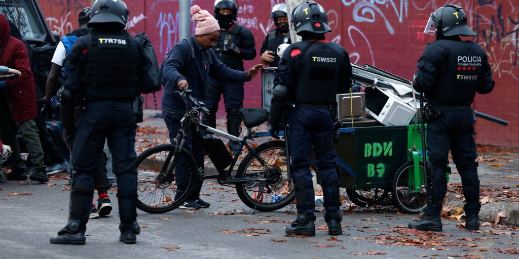 Badalona espelle oltre 400 migranti dal B9 senza fornire alloggi alternativi