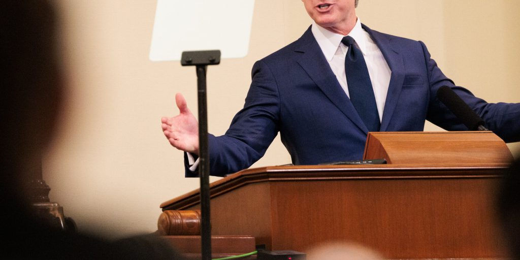 Governatore Newsom si impegna a bloccare la tassa sui miliardari in California