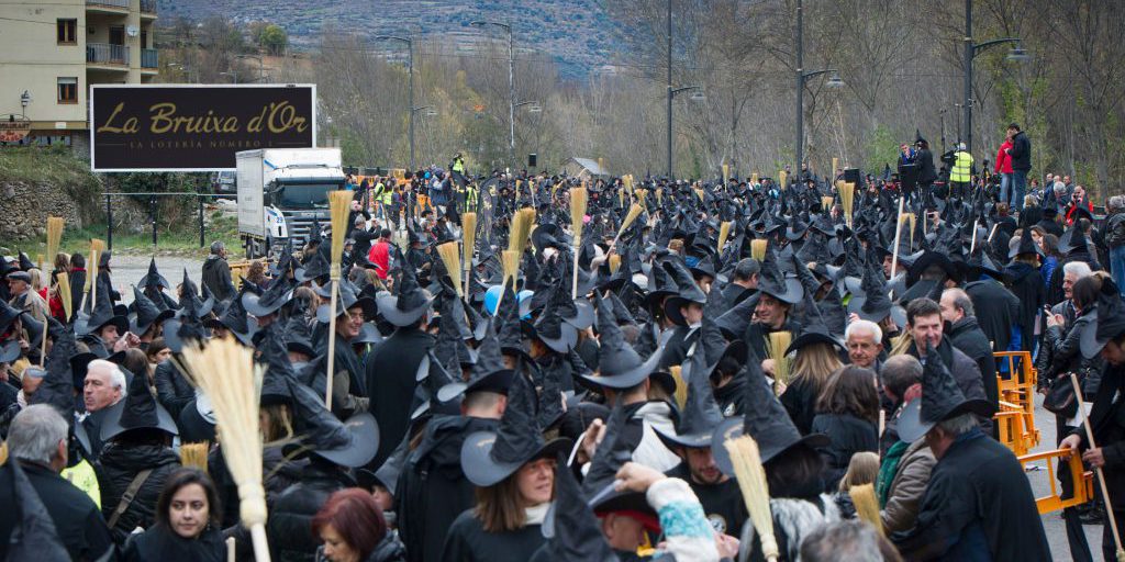 Centinaia di persone in fila per la lotteria La Bruixa d'Or: speranza di ricchezza