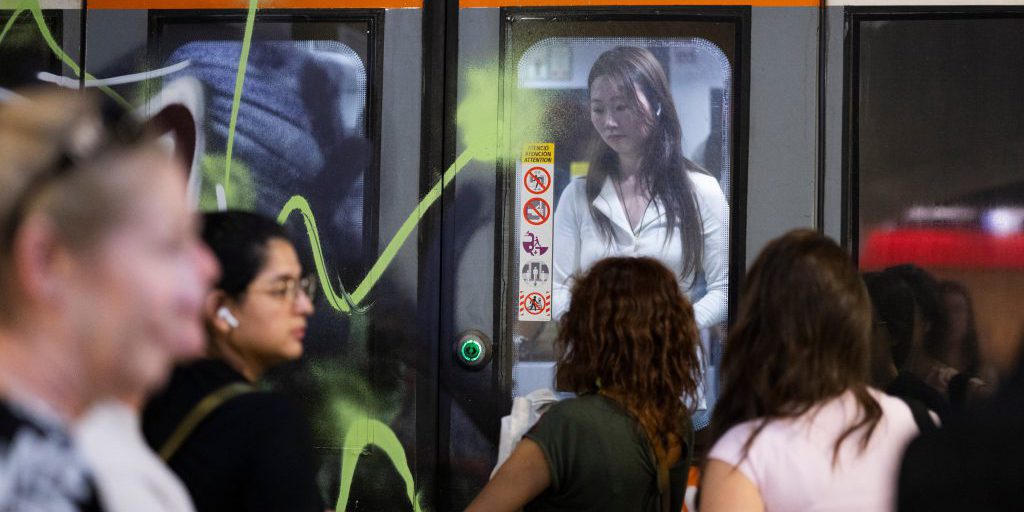 Almeno 15 feriti dopo il crollo di un muro di contenimento su treno Rodalies a Gelida (Barcellona)