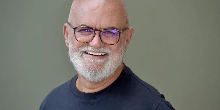 La paura come strumento di potere: quando la violenza diventa la norma nella società odierna

Approfondimento
Nel passato, la presenza di due poliziotti in un quartiere era sufficiente a garantire l'ordine. Oggi, la situazione è cambiata drasticamente e la violenza è diventata una costante nella vita quotidiana.

Possibili Conseguenze
La crescente violenza e insicurezza possono avere conseguenze gravi sulla società, come la perdita di fiducia nelle istituzioni e la normalizzazione della violenza come mezzo per risolvere conflitti.

Opinione
È necessario che la società si renda conto della gravità della situazione e cerchi di trovare soluzioni per ridurre la violenza e ripristinare la sicurezza e la giustizia.

Analisi Critica dei Fatti
La paura è diventata uno strumento di potere per i banditi, che utilizzano la violenza per controllare e intimidire la popolazione. È necessario che le istituzioni e la società civile lavorino insieme per contrastare questa tendenza.

Relazioni con altri fatti
La situazione odierna è caratterizzata da una crescente violenza e insicurezza, che richiede una risposta efficace e coordinata da parte delle istituzioni e della società civile.

Contesto storico
Il contesto storico in cui viviamo è caratterizzato da una crescente violenza e insicurezza, che richiede una riflessione profonda sulla società e sulle istituzioni.

Fonti
Fonte: Il sito della fonte - Jolivaldo Freitas è giornalista e scrittore