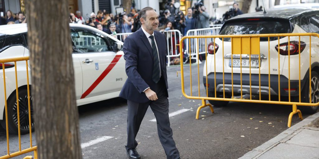 José Luis Ábalos rinuncia al mandato di deputato per optare alla pensione