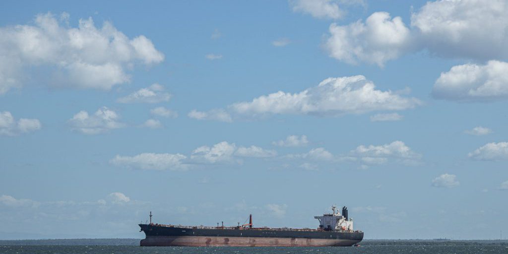 Petroliera Bella 1, inseguita dagli Stati Uniti, dipinge bandiera russa in tentativo di fuga