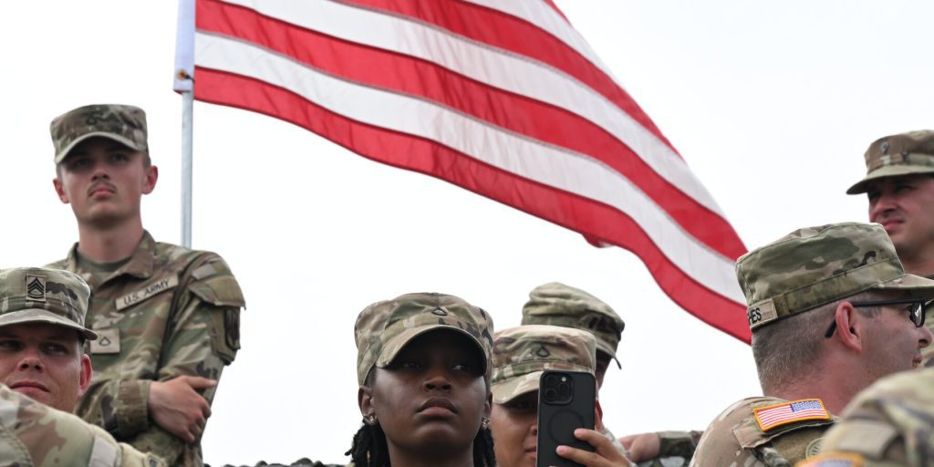 Trump propone assegno di 1.776 dollari ai militari, finanziato dalle tariffe, sotto esame della Corte Suprema