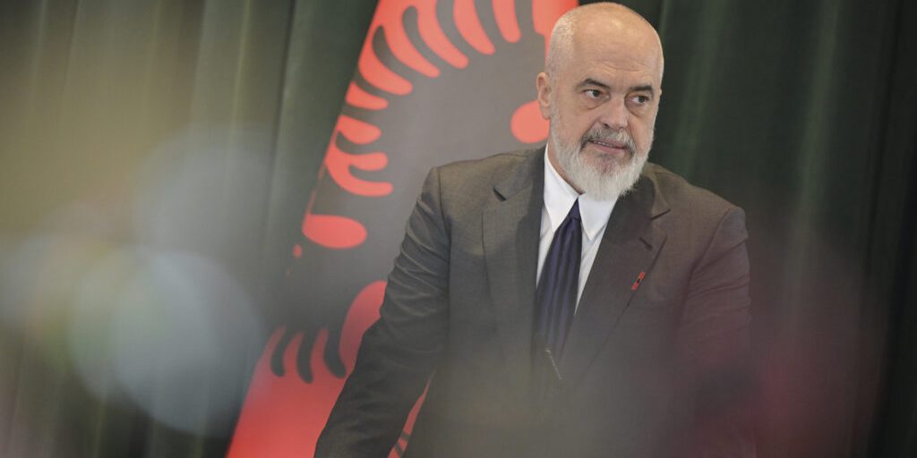 Allargamento, von der Leyen in Albania per spingere gli investimenti. Tirana “è sulla strada giusta verso l’Ue”