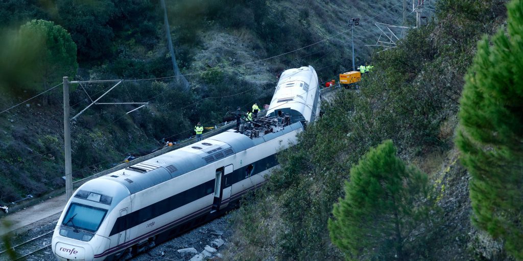 Incidente ferroviario ad Adamuz: 42 morti, ricerca di corpi continua