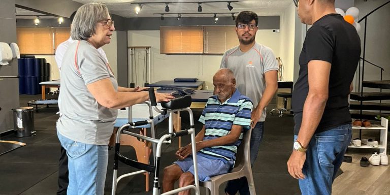 Il tuo gruppo sanguigno può influenzare il rischio di infarto: scopri come il tipo di sangue A, B o AB aumenta la probabilità di eventi cardiaci rispetto al tipo O

Approfondimento
Secondo gli scienziati, la differenza nel rischio di infarto tra i diversi gruppi sanguigni è legata a proteine specifiche presenti nel sangue, come il Fattore di von Willebrand e la Galectin-3, che sono più elevate nei tipi A, B e AB. Queste sostanze aumentano la formazione di coaguli, l'ispessimento delle arterie e il rischio di infiammazioni, elevando la probabilità di infarto e embolia.

Possibili Conseguenze
Le persone con sangue di tipo O presentano livelli più bassi di queste proteine, il che conferisce una protezione naturale contro le malattie cardiovascolari e alcuni disturbi neurodegenerativi, secondo i ricercatori. Ciò significa che conoscere il proprio gruppo sanguigno può aiutare a identificare i rischi e adottare misure preventive per la salute del cuore.

Opinione
Il tipo di sangue non può essere modificato, ma essere consapevoli del proprio gruppo sanguigno può aiutare medici e pazienti a identificare i rischi e intensificare le cure preventive. "Sapere il tipo di sangue è uno strumento importante di autoconoscenza in salute. Può indicare predisposizioni e aiutare nella prevenzione di malattie", afferma l'ematologo Douglas Guggenheim, dell'Università della Pennsylvania.

Analisi Critica dei Fatti
Gli esperti raccomandano che le persone con sangue A, B o AB adottino misure che rafforzino la salute del cuore, come: praticare attività fisica regolarmente, mantenere un'alimentazione equilibrata con basso contenuto di grassi saturi, controllare la pressione arteriosa e il colesterolo, evitare il tabagismo e l'alcol in eccesso. Queste misure possono aiutare a ridurre il rischio di infarto e altre malattie cardiovascolari.

Relazioni con altri fatti
I tipi A, B, AB e O sono definiti dagli antigeni presenti nelle emazie, mentre il fattore Rh dipende dalle proteine sulla superficie delle cellule sanguigne. Guggenheim spiega che queste variazioni sono sorte per adattamenti evolutivi del corpo umano a diversi ambienti e malattie. Ciò significa che il tipo di sangue può influenzare la risposta del corpo a diverse condizioni e malattie.

Contesto storico
Mentre i tipi A e B tendono ad avere risposte infiammatorie più intense, il tipo O è evoluto con una minore propensione a coagulazioni, il che aiuta a comprendere la sua minore incidenza di infarti, completa il ricercatore. Ciò suggerisce che il tipo di sangue può avere un impatto significativo sulla salute del cuore e sulla prevenzione di malattie cardiovascolari.

Fonti
Fonte: Società Europea di Cardiologia
Nota: l'articolo originale è stato pubblicato su Fonte Originale, in particolare all'indirizzo https://www.fonteoriginale.com/articolo-originale