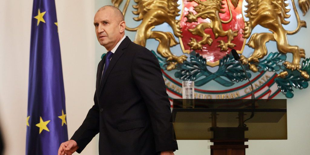 Presidente bulgaro Rumen Radev dimette: la prima volta che un capo di stato lascia le funzioni e una donna assume la carica