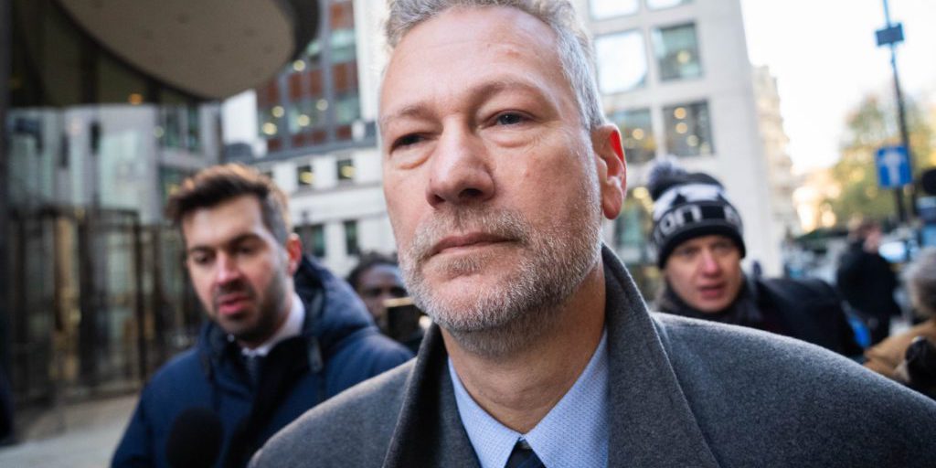 Ex‑eurodeputato di Nigel Farage condannato a oltre 10 anni di carcere per accettare tangenti da un oligarcho ucraino.