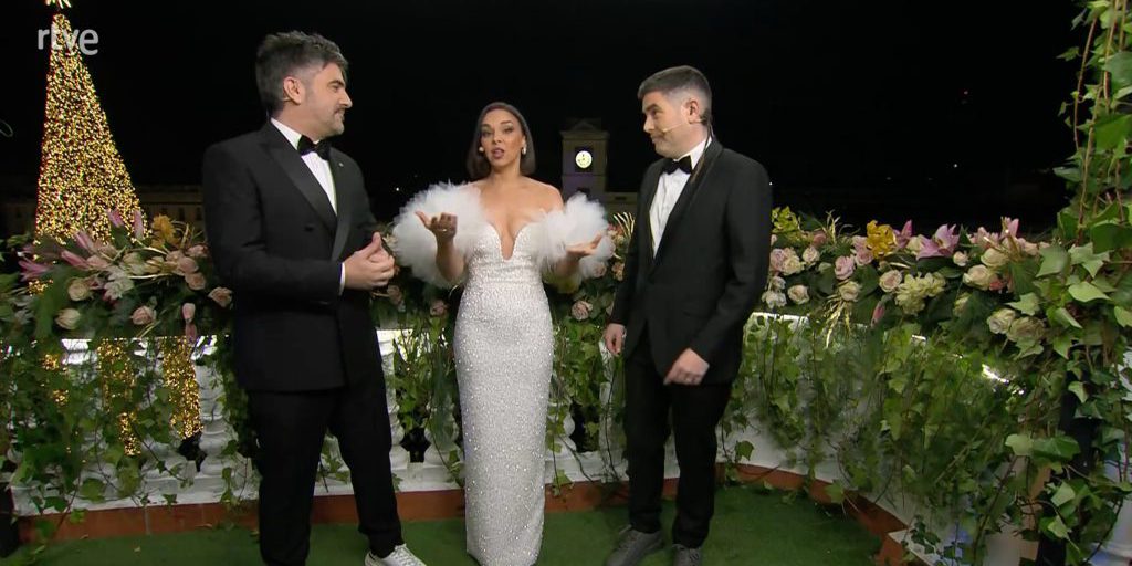 Cristina Pedroche in nuovo look e Chenoa sul balcone di Puerta del Sol: reazioni di un narratore