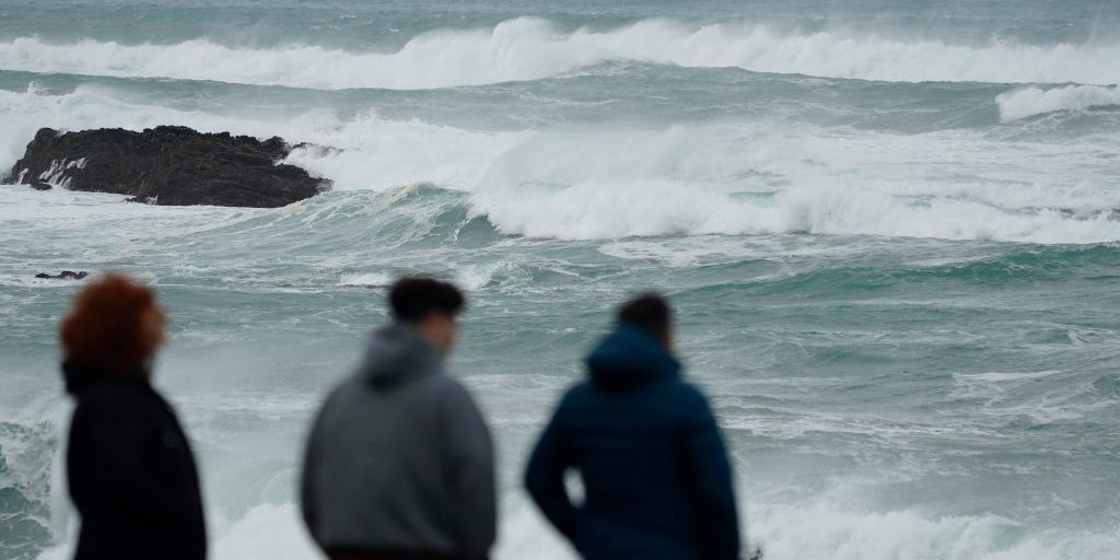 Sospesi i servizi ferroviari in Galizia per allarme rosso piogge: fiumi in aumento a causa del temporale Joseph