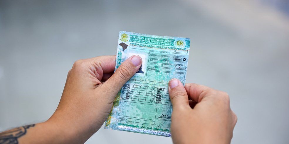 Autoescolas protestam contra regra do governo na Av. Paralela