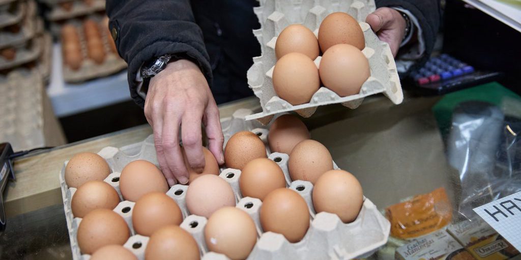 Mercadona riduce temporaneamente le uova da galline da cortile a causa della gripe aviar