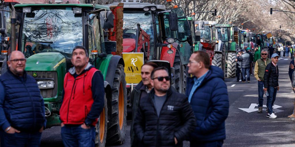 Contadini spagnoli protestano con i trattori contro i tagli alla PAC e l'accordo con Mercosur
