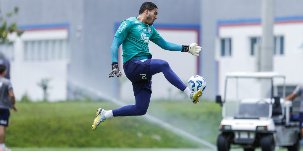 São Paulo alle prese con un'emergenza lesioni: sfida contro il Bahia con un team di riserve

Approfondimento
Il São Paulo cerca di liberarsi da una delle sue peggiori sequenze senza vittorie in tutta la storia e non accumulava tre sconfitte consecutive dal 1936. I giocatori assenti sono:

Oscar: in trattamento per lesione muscolare alla gamba sinistra, con allenamento neuromuscolare e corsa lineare sul campo;
Luan: in trattamento per lesione al muscolo adduttore destro, con allenamento neuromuscolare e corsa lineare sul campo;
Rafael Toloi: si sta riprendendo da lesione alla regione posteriore della coscia sinistra;
Cédric: in trattamento clinico per frattura al primo dito del piede destro (hálux), con allenamento adattato per mantenimento delle valenze fisiche;
Leandro: con dolori al ginocchio sinistro, il portiere alterna periodi di trattamento e allenamenti specifici e adattati con i preparatori di portieri;
Dinenno: in lavoro di fisioterapia dopo essere stato sottoposto a una artroscopia per la pulizia del menisco del ginocchio destro;
Wendell: in trattamento per rottura parziale della fascia plantare del piede sinistro, con allenamento neuromuscolare;
Calleri: si sta riprendendo da un'operazione per la ricostruzione del legamento crociato anteriore del ginocchio sinistro;
Ryan: in trattamento dopo un'operazione per la ricostruzione del legamento crociato anteriore del ginocchio sinistro;
André Silva: in trattamento per lesione al legamento crociato posteriore e stiramento al crociato anteriore del ginocchio destro.


Possibili Conseguenze
La mancanza di questi giocatori potrebbe avere un impatto significativo sulla partita e sulla classifica del São Paulo. La squadra dovrà trovare un modo per compensare le assenze e cercare di ottenere una vittoria importante per la sua stagione.

Opinione
La situazione del São Paulo è certamente difficile, ma la squadra non può permettersi di perdere altre partite. Il tecnico Hernán Crespo dovrà trovare un modo per motivare i suoi giocatori e cercare di ottenere una vittoria contro il Bahia.

Analisi Critica dei Fatti
La mancanza di giocatori importanti come Oscar, Calleri e Wendell sarà sicuramente sentita. La squadra dovrà trovare un modo per compensare le assenze e cercare di ottenere una vittoria importante per la sua stagione. La partita contro il Bahia sarà un test importante per il São Paulo e la sua capacità di reagire alle difficoltà.

Relazioni con altri fatti
La partita contro il Bahia è solo una delle sfide che il São Paulo dovrà affrontare in questo periodo. La squadra dovrà anche cercare di migliorare la sua classifica e ottenere punti importanti per la sua stagione.

Contesto storico
Il São Paulo è una delle squadre più importanti del Brasile e ha una lunga storia di successi. Tuttavia, la squadra sta attualmente attraversando un periodo difficile e dovrà trovare un modo per tornare ai vertici del calcio brasiliano.

Fonti
Fonte: UOL Esporte