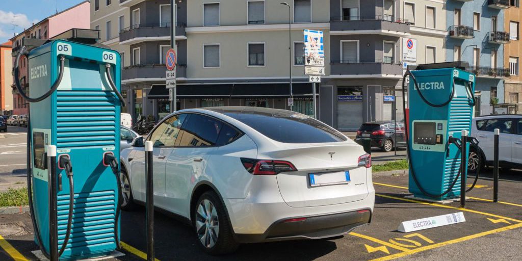 Rete di ricarica ultraveloce a Milano: Electra punta sulla mobilità sostenibile con 17 hub entro il 2026