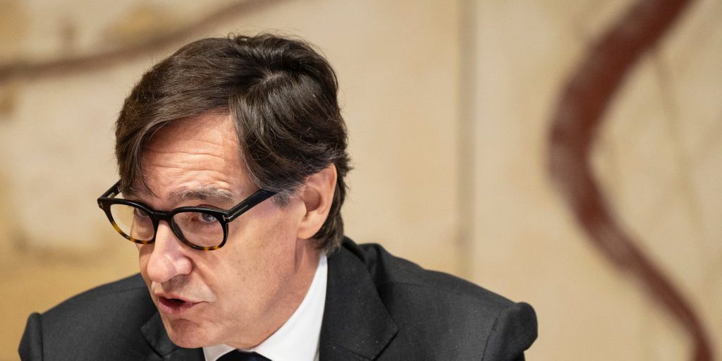 Salvador Illa in recupero: si è alzato dal letto dopo ricovero per infezione