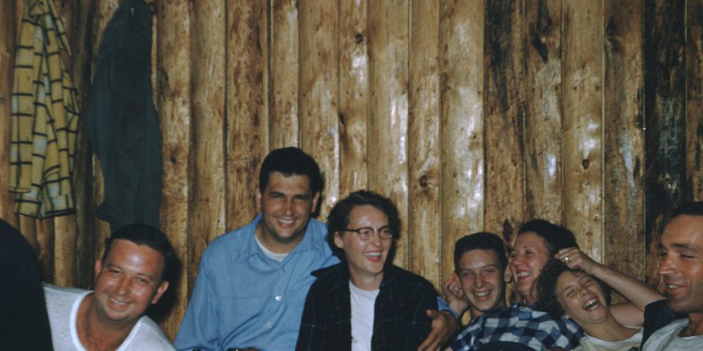 L'età, la solitudine e le promozioni bancarie: perché perdiamo i vecchi amici