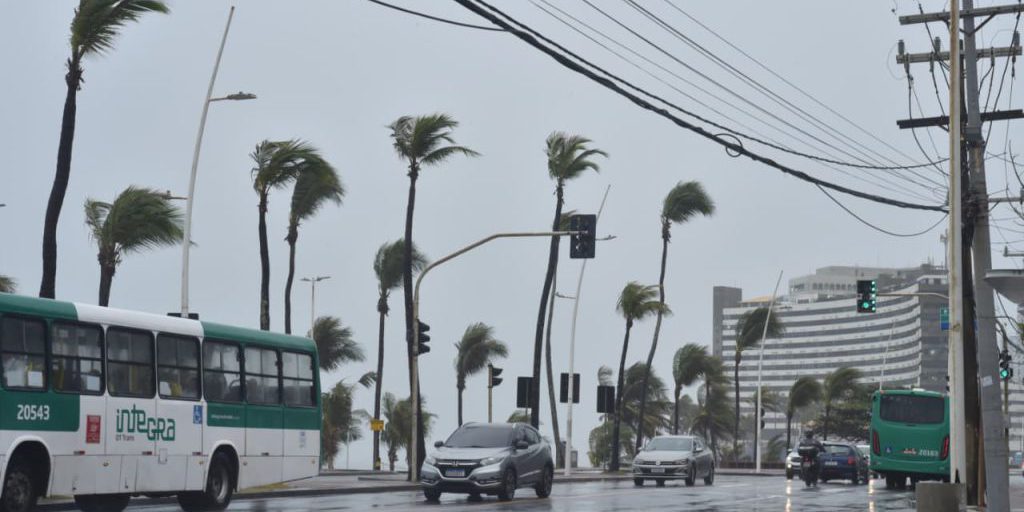 Allerta Meteo a Salvador: Pioggia Torrenziale e Venti Forti Previsti con 90% di Probabilità