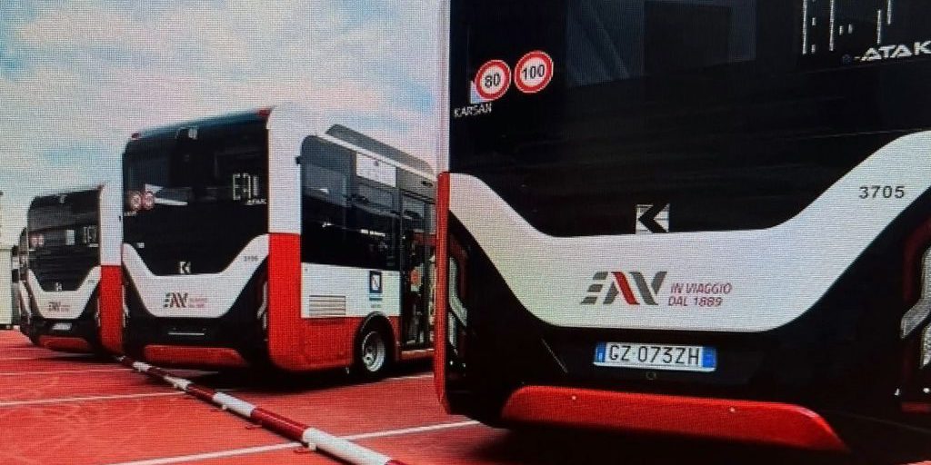 Napoli verso la sostenibilità: i primi quattro bus elettrici entrano in servizio