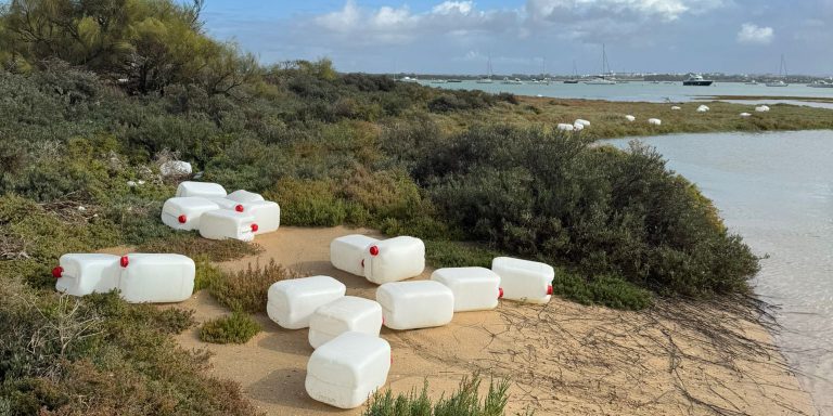 Rifiuti di narcotraffico contaminano le coste protette dell'Andalusia