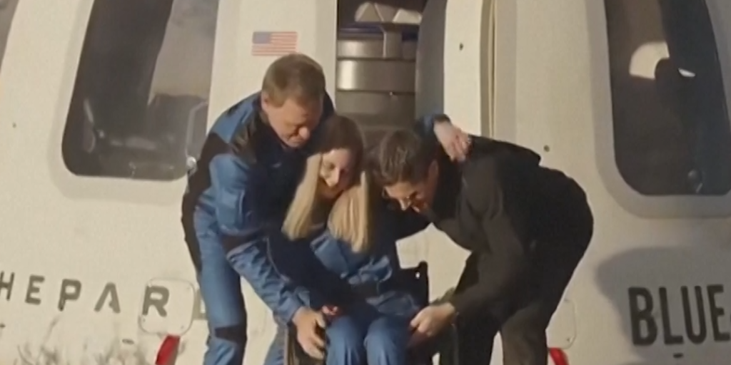 Un utente di sedia a rotelle partecipa a un volo suborbitale con Blue Origin