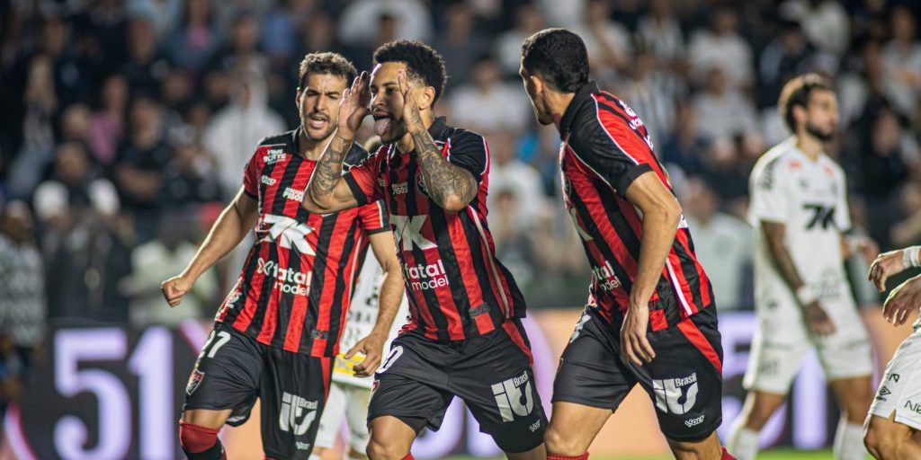 Gomitata shock nella Libertadores: il difensore del Racing Santiago Sosa rimane con il viso sfigurato dopo lo scontro con Marcos Rojo

Approfondimento
La partita tra Flamengo e Racing, valida per la semifinale della Libertadores d'America, ha visto il difensore del Racing Santiago Sosa rimanere con il viso sfigurato dopo una gomitata da parte di Marcos Rojo. L'incidente è avvenuto mentre i giocatori stavano cercando di controllare la palla, e Sosa ha avuto la peggio. La partita è stata vinta dal Flamengo con un gol di Carrascal, e il ritorno è fissato per mercoledì 29 alle 21:30 in Argentina.

Possibili Conseguenze
La gomitata potrebbe avere conseguenze disciplinari per Marcos Rojo, e potrebbe anche influire sulla partita di ritorno. Inoltre, l'incidente potrebbe aumentare la tensione tra le due squadre e i loro tifosi, e potrebbe essere considerato un episodio di antisportività.

Opinione
La gomitata a Sosa è stata un episodio spiacevole e pericoloso, e potrebbe essere considerata un'azione antisportiva. È importante che i giocatori e le autorità prendano misure per prevenire incidenti del genere e garantire la sicurezza dei giocatori. La sicurezza e il fair play sono fondamentali nel calcio, e incidenti come questo possono avere conseguenze negative per lo sport.

Analisi Critica dei Fatti
La partita tra Flamengo e Racing è stata intensa e competitiva, e l'incidente della gomitata a Sosa è stato un momento critico. È importante analizzare le azioni dei giocatori e delle autorità per capire cosa è successo e come prevenire incidenti del genere in futuro. L'analisi dei fatti può aiutare a comprendere le cause dell'incidente e a trovare soluzioni per prevenire episodi simili.

Relazioni con altri fatti
L'incidente della gomitata a Sosa è stato uno degli episodi più discussi della partita, e potrebbe avere conseguenze per la partita di ritorno e per la classifica della Libertadores. Inoltre, l'incidente potrebbe essere collegato ad altri episodi di violenza o antisportività nel calcio, e potrebbe essere considerato un sintomo di un problema più ampio.

Contesto storico
La partita tra Flamengo e Racing è stata giocata nel contesto della semifinale della Libertadores d'America, uno dei tornei più importanti del calcio sudamericano. La competizione è stata caratterizzata da partite intense e competitive, e l'incidente della gomitata a Sosa è stato uno degli episodi più discussi. Il calcio sudamericano è noto per la sua passione e intensità, e incidenti come questo possono avere conseguenze negative per lo sport.

Fonti
La fonte dell'articolo è Uol. L'articolo originale può essere trovato al link https://www.uoltava.com/esportes/futebol/jogador-fica-com-rosto-desfigurado-apos-cotovelada-na-libertadores-223456.html.