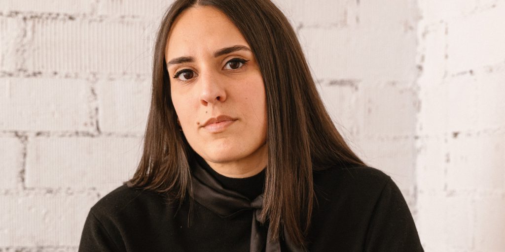 Nuovo romanzo spagnolo “Comerás flores”: amore e molestia invisibile