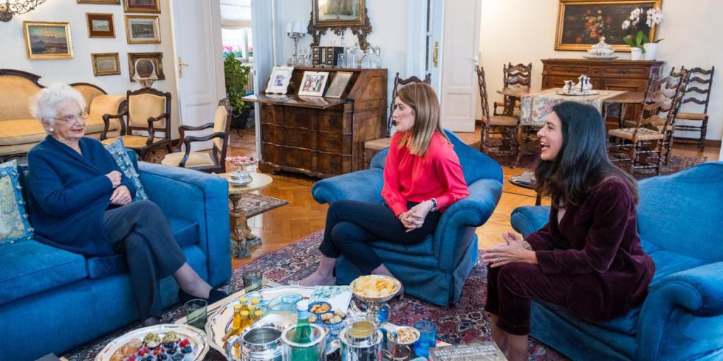 Liliana Segre, Roberta Metsola e Pina Picierno visitano la senatrice a vita: “La sua voce un esempio”