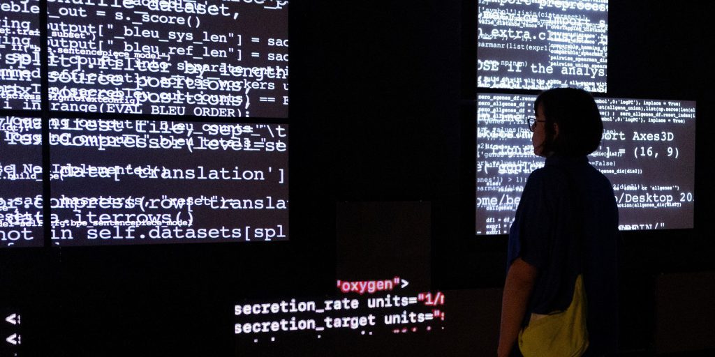 Diventare esperto di intelligenza artificiale senza cambiare settore: percorsi pratici per acquisire competenze richieste.
