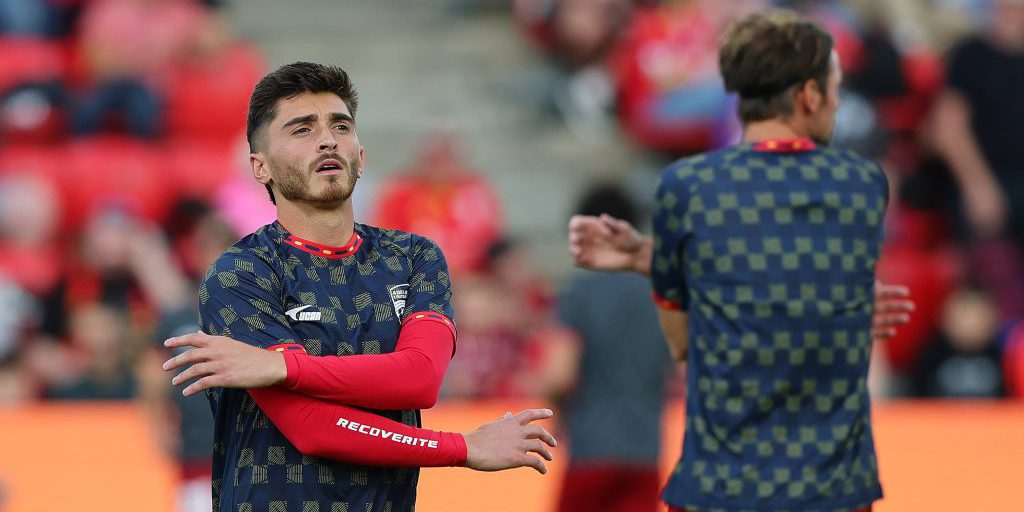 Joshua Cavallo, primo calciatore professionista a parlare apertamente di omosessualità, accusa l'Adelaide United di omofobia