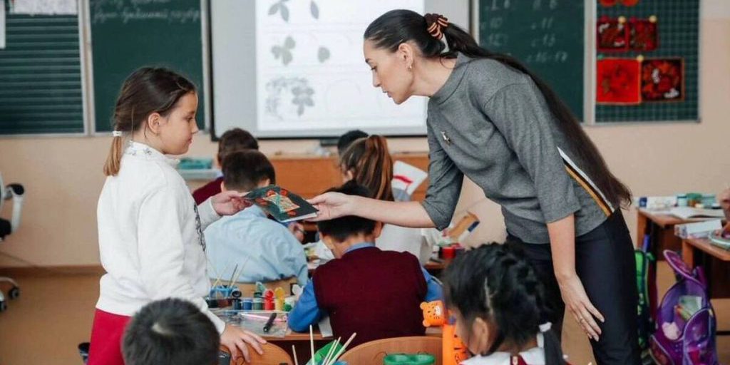 От всей души: В Бурятии поздравляют учителей с профессиональным праздником