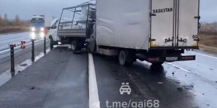 Incidente Mortale in Russia: Autista Schiacciato dalla sua Gazel durante la Riparazione sulla Strada Federale R-22 Caspio