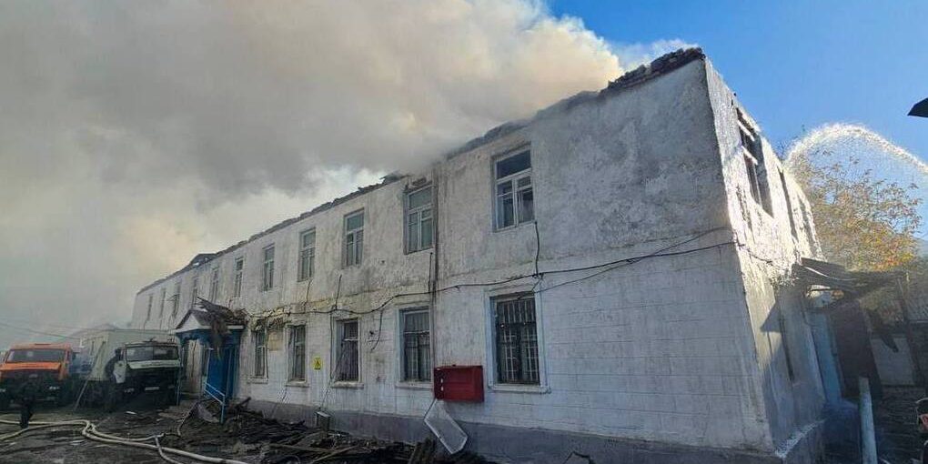 Здание поликлиники пострадало в Дагестане в ходе крупного пожара