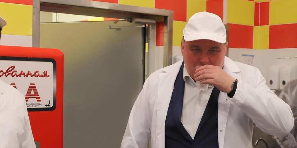 Тульский сити-менеджер не устоял перед газировкой в ходе рабочей поездки