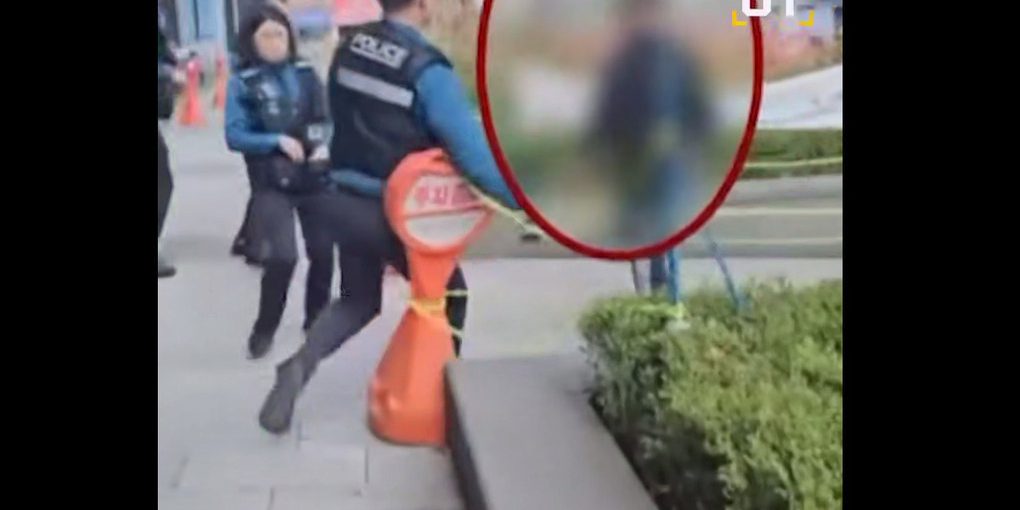 Incidente a Seul: cittadino russo ubriaco attacca polizia con coltello, preoccupazioni per la sicurezza pubblica 

Approfondimento
L'incidente ha sollevato preoccupazioni sulla sicurezza pubblica e sul comportamento di alcuni individui in stato di ebbrezza. La polizia coreana sta indagando sull'incidente e sta valutando le misure da adottare per prevenire simili episodi in futuro.

Possibili Conseguenze
Le conseguenze di questo incidente potrebbero essere gravi, sia per il cittadino russo coinvolto che per le relazioni tra la Russia e la Corea del Sud. È possibile che il cittadino russo sia soggetto a procedimenti giudiziari e a sanzioni severe.

Opinione
Non è possibile esprimere un'opinione su questo incidente senza conoscere tutti i fatti. Tuttavia, è chiaro che il comportamento di alcuni individui in stato di ebbrezza può essere pericoloso e inaccettabile.

Analisi Critica dei Fatti
L'analisi dei fatti rivela che l'incidente è stato causato da un comportamento irresponsabile e pericoloso. È importante che le autorità coreane e russe collaborino per prevenire simili episodi in futuro.

Relazioni con altri fatti
Questo incidente non sembra essere collegato ad altri eventi o incidenti. Tuttavia, è possibile che abbia un impatto sulle relazioni tra la Russia e la Corea del Sud.

Contesto storico
Non ci sono precedenti storici diretti che possano aiutare a comprendere meglio questo incidente. Tuttavia, è importante considerare il contesto più ampio delle relazioni tra la Russia e la Corea del Sud.

Fonti
La fonte di questo articolo è Shot. Si consiglia di consultare altre fonti per avere una visione più completa dell'incidente.