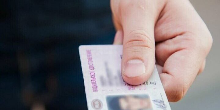 Guidatore con patente falsa fermato a Nizhny Novgorod nella Russia