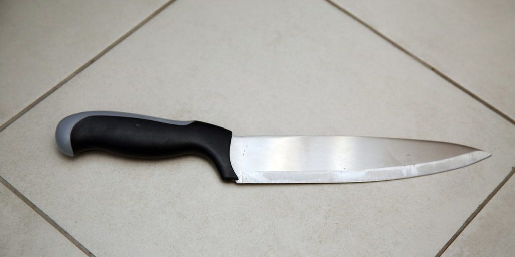 Игры с ножом закончились смертью молодого парня в столице