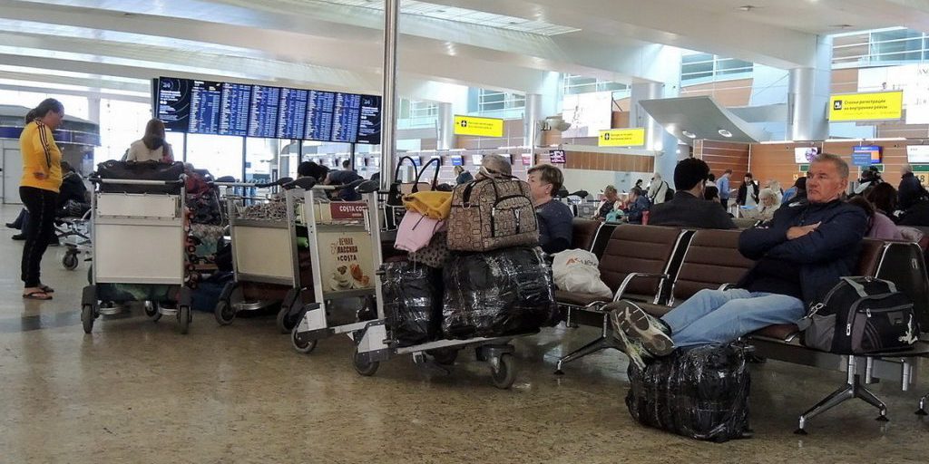 Сотни возмущенных пассажиров устроили бунт в российском аэропорту