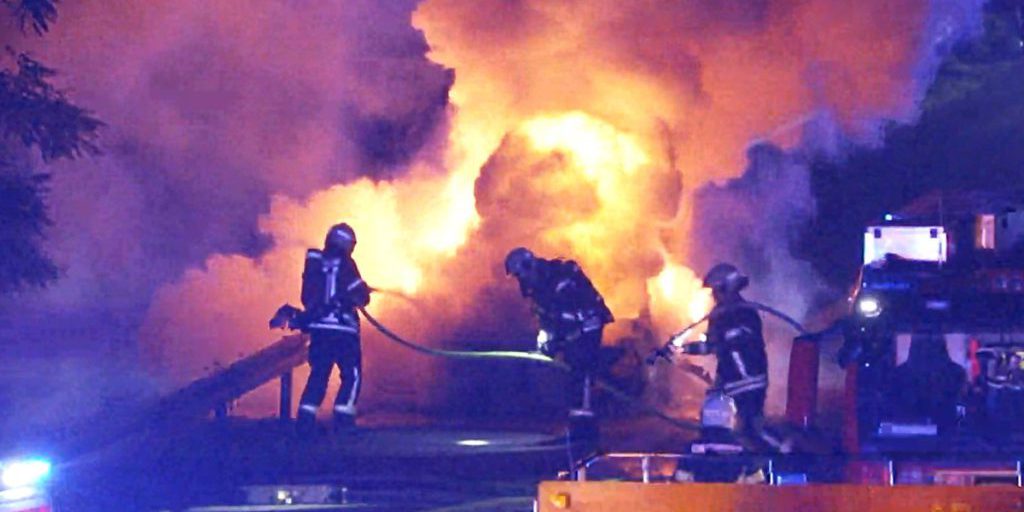 Incendio devastante sulla A2 nel Ruhrgebiet: traffico bloccato e nuvola di fumo tossico