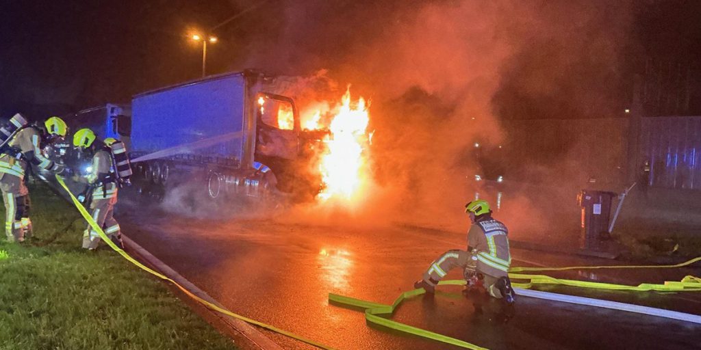 Incendio in una stazione di servizio lungo l'A2: camion in fiamme nel Ruhrgebiet