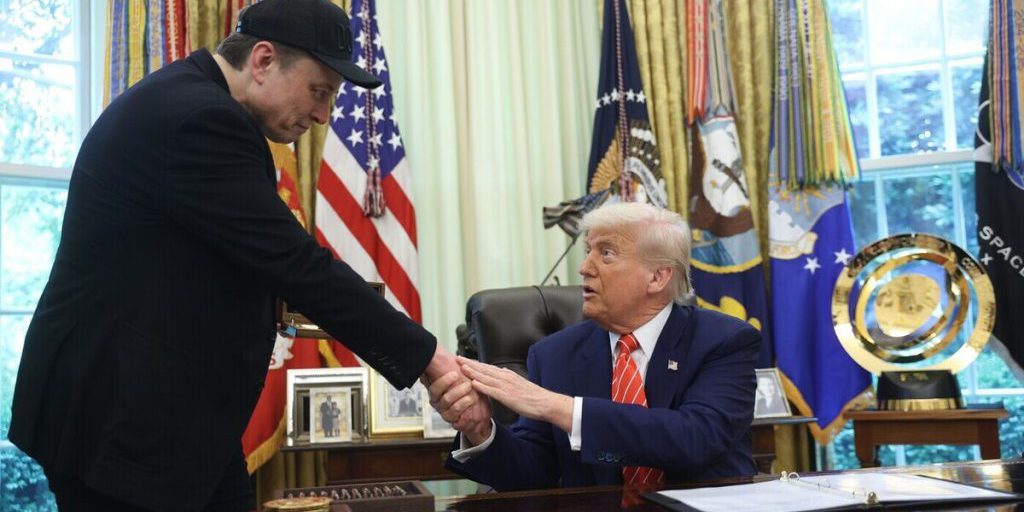 Политолог объяснил, что можно ждать от неожиданного разговора Трампа и Маска