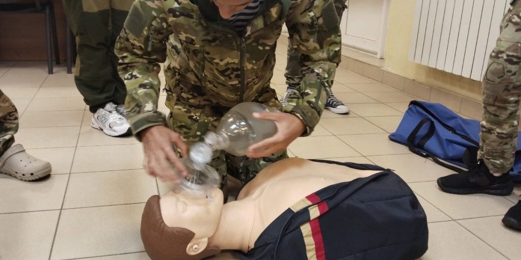 Серпуховские курсанты отрабатывают вопросы по военно-медицинской подготовке