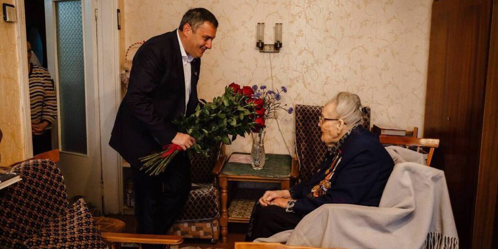 Il Governatore Alexander Hinstein Rende Omaggio alla 102enne Veterana della Seconda Guerra Mondiale Anna Volkovskaya