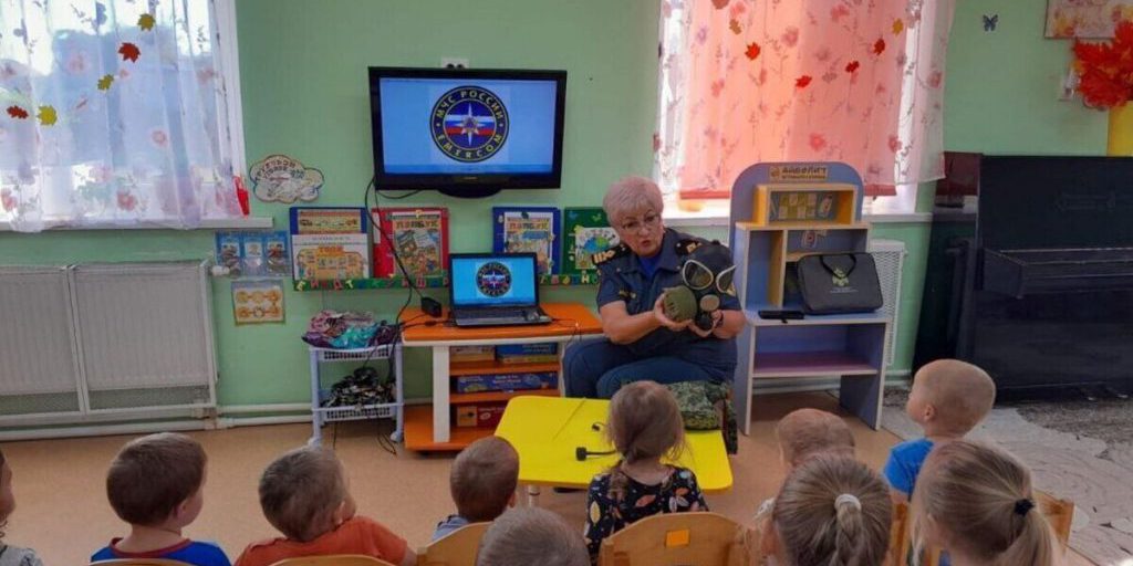 Калининградские спасатели провели в детсадах и школах региона уроки безопасности